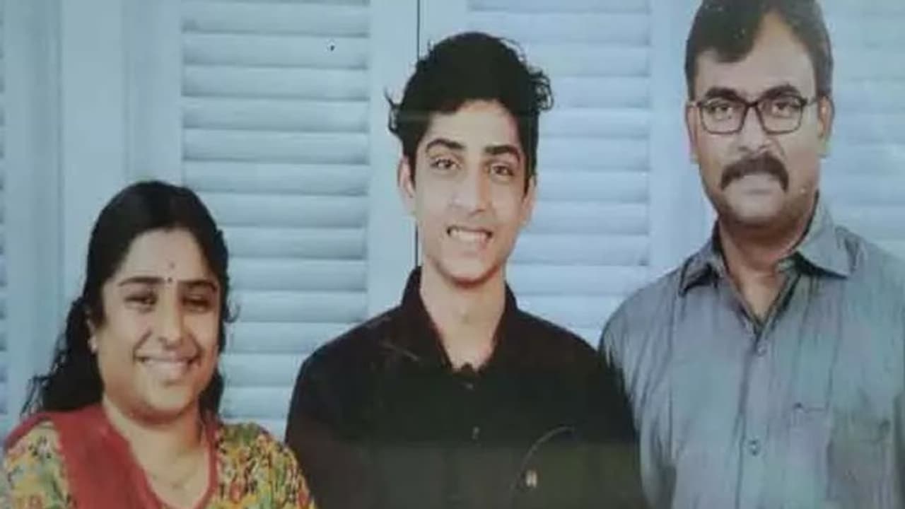 விபத்தில் மகன் இறந்த துக்கம்; விஷம் குடித்ததில் தாய் பலி ஐசியூவில் சிகிச்சை பெற்று வந்த தந்தையும் உயிரிழப்பு! விபத்தில் மகன் இறந்த துக்கம்; விஷம் குடித்ததில் தாய் பலி ஐசியூவில் சிகிச்சை பெற்று வந்த தந்தையும் உயிரிழப்பு!