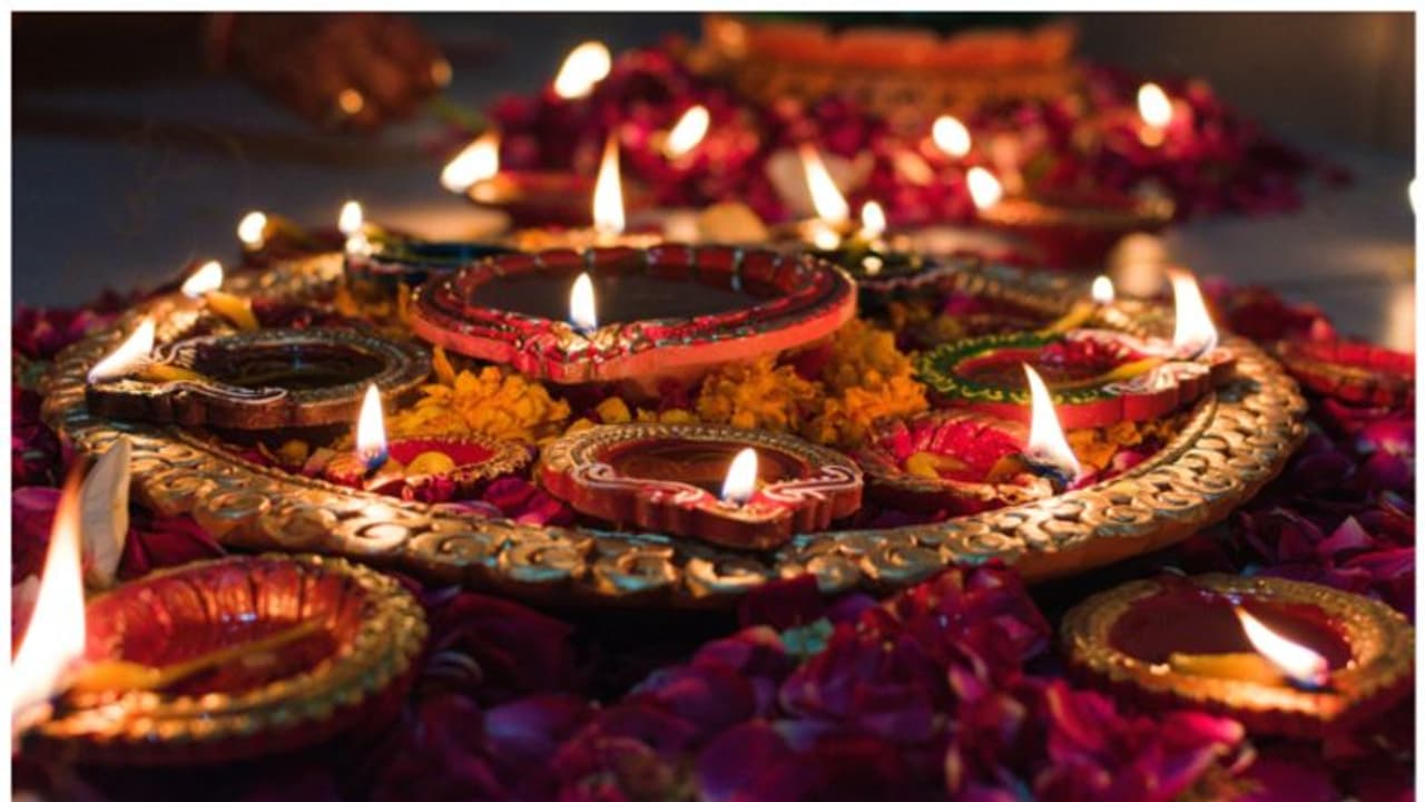 ಚಾತ್ ಹಬ್ಬದ ರಜೆ ಕಡಿತಗೊಳಿಸಿದ ಸರ್ಕಾರ, ಹಿಂದೂ ವಿರೋಧಿ ನೀತಿ ವಿರುದ್ಧ ವಿಪಕ್ಷ ಕೆಂಡ! ಚಾತ್ ಹಬ್ಬದ ರಜೆ ಕಡಿತಗೊಳಿಸಿದ ಸರ್ಕಾರ, ಹಿಂದೂ ವಿರೋಧಿ ನೀತಿ ವಿರುದ್ಧ ವಿಪಕ್ಷ ಕೆಂಡ!