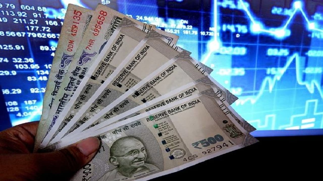 টাকার দাম কমে লাফ দিয়ে বেড়ে গেল ডলারের দর, ভারতে আরও বাড়বে জিনিসপত্রের দাম?