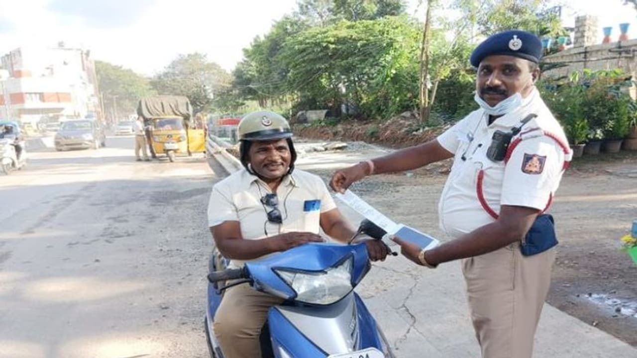 ट्रैफिक पुलिस ने स्कूटी सवार पुलिसकर्मी का काट दिया चालान, वजह जो बताई उस पर यूजर्स को भरोसा नहीं 