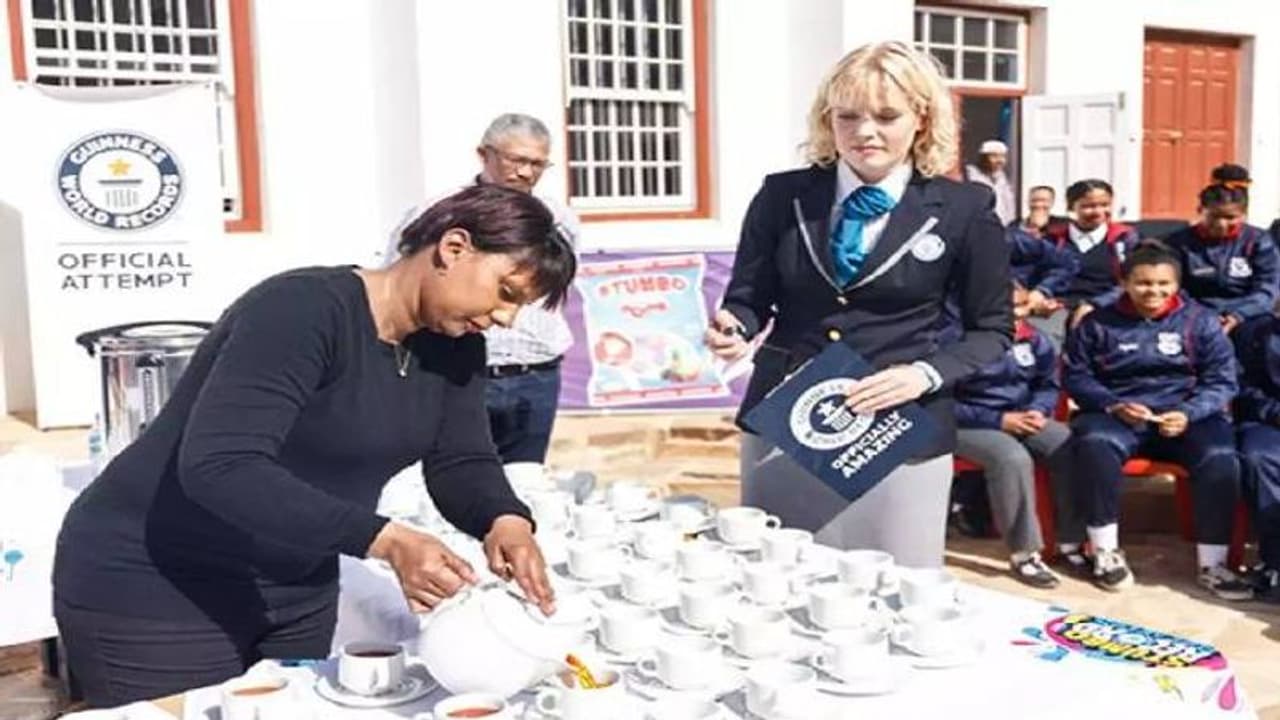 ഒറ്റ മണിക്കൂറിൽ 249 കപ്പ് കിടിലൻ ചായ, റെക്കോർഡിട്ട് യുവതി! ഒറ്റ മണിക്കൂറിൽ 249 കപ്പ് കിടിലൻ ചായ, റെക്കോർഡിട്ട് യുവതി!