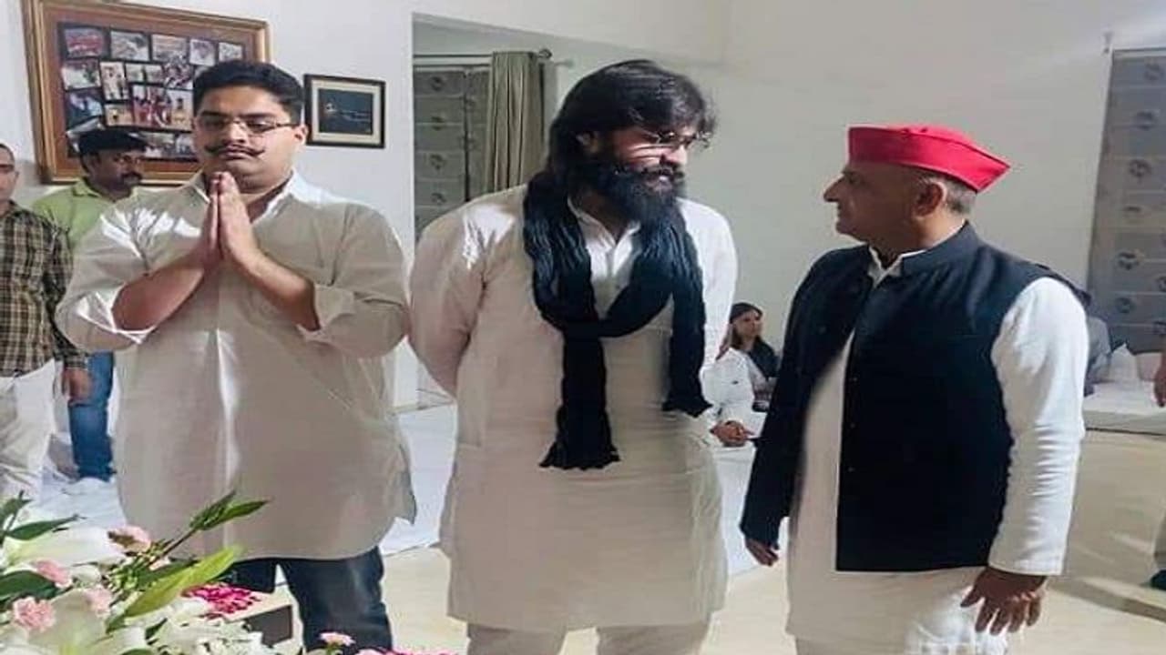 कोर्ट से राहत मिलते ही अखिलेश यादव से मिलने पहुंचे फरार विधायक अब्बास अंसारी, महीनों तक नहीं खोज पाई पुलिस कोर्ट से राहत मिलते ही अखिलेश यादव से मिलने पहुंचे फरार विधायक अब्बास अंसारी, महीनों तक नहीं खोज पाई पुलिस