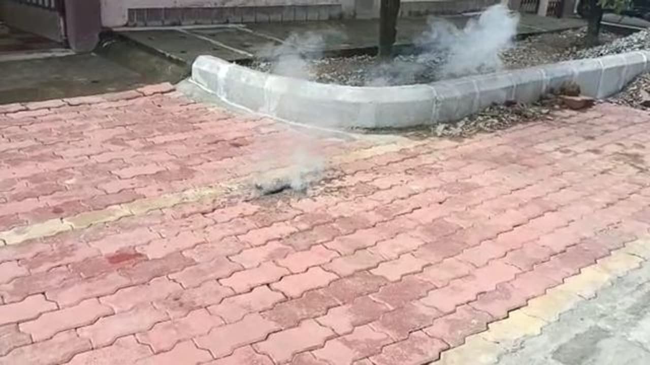 ಶಿವಮೊಗ್ಗ: ಫುಟ್ಪಾತ್ ಕೆಳಗೆ ವಿಚಿತ್ರ ಶಬ್ದ, ಹೊಗೆ! ಏನಿರಬಹುದು? ಶಿವಮೊಗ್ಗ: ಫುಟ್ಪಾತ್ ಕೆಳಗೆ ವಿಚಿತ್ರ ಶಬ್ದ, ಹೊಗೆ! ಏನಿರಬಹುದು?