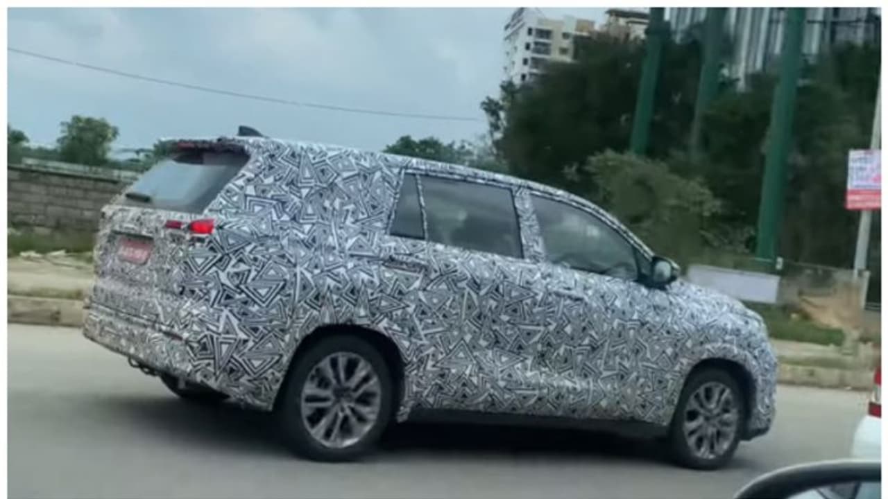 മൂടിക്കെട്ടി നിരത്തില് പായുന്ന ഇന്നോവ ക്യാമറയില്; കോഡ് നാമം, സൂചനകള് ഇതൊക്കെ! മൂടിക്കെട്ടി നിരത്തില് പായുന്ന ഇന്നോവ ക്യാമറയില്; കോഡ് നാമം, സൂചനകള് ഇതൊക്കെ!