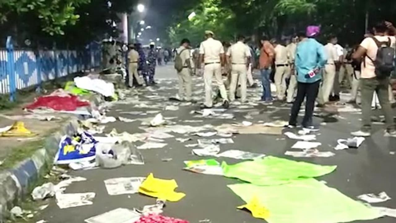 ফাঁকা রাস্তায় পড়ে শুধু ছেঁড়া কাগজ, শুনশান করুণাময়ীতে মোতায়েন পুলিশ চরম নিন্দা বিরোধীদের