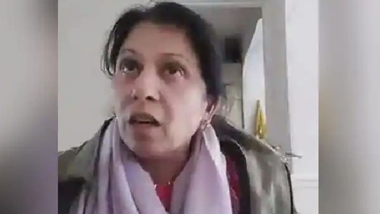 ദസറയെ പറ്റി വിദേശിയോട് ഇംഗ്ലീഷില് വിശദീകരിക്കുന്ന ഇന്ത്യക്കാരി; രസകരമായ വീഡിയോ ദസറയെ പറ്റി വിദേശിയോട് ഇംഗ്ലീഷില് വിശദീകരിക്കുന്ന ഇന്ത്യക്കാരി; രസകരമായ വീഡിയോ