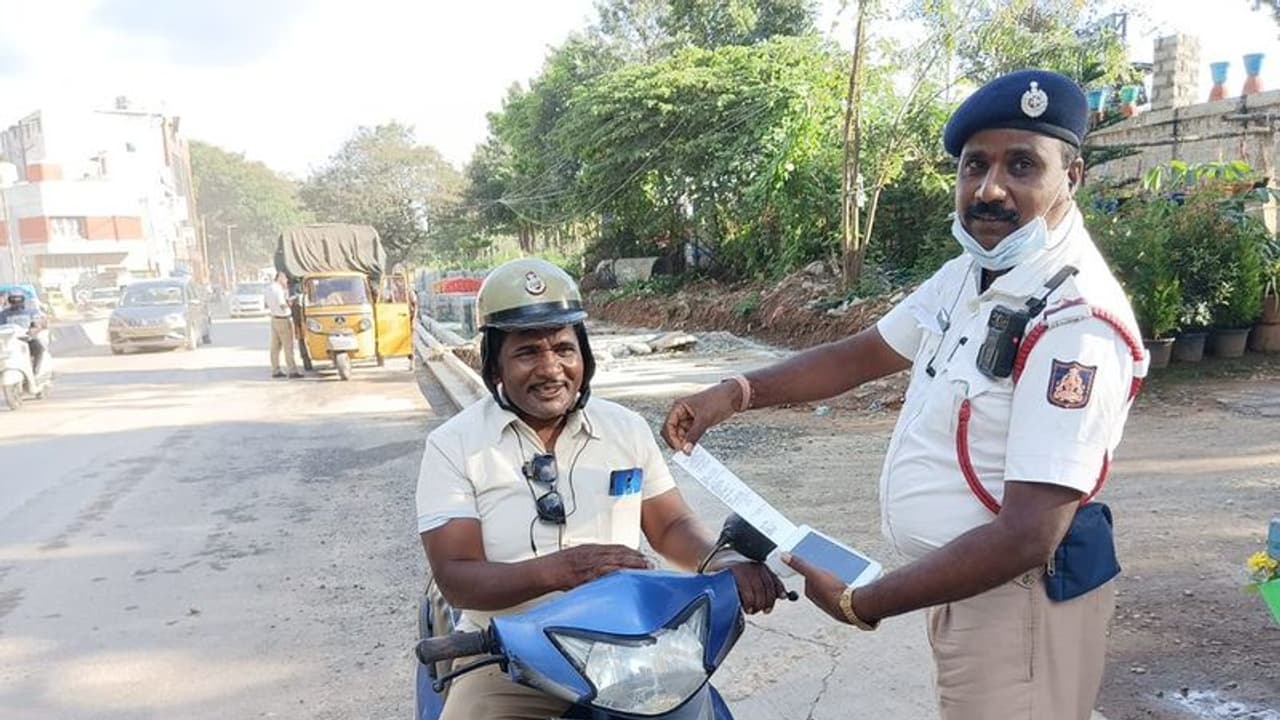 പൊലീസിന് എന്തുമാകാമോ? ഇവിടെ പറ്റില്ല, പൊലീസുകാരനെ പെറ്റിയടിപ്പിച്ച് പൊലീസുകാരൻ!