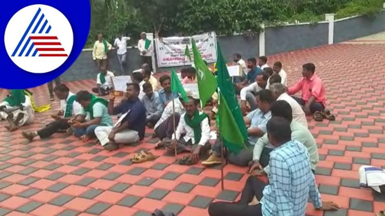 ರಸ್ತೆ ದುರಸ್ತಿಗೆ ಆಗ್ರಹಿಸಿ ಶಾಸಕ ಎಂ.ಪಿ.ಕುಮಾರಸ್ವಾಮಿ ಮನೆ ಮುಂದೆ ರೈತಸಂಘ ಪ್ರತಿಭಟನೆ ರಸ್ತೆ ದುರಸ್ತಿಗೆ ಆಗ್ರಹಿಸಿ ಶಾಸಕ ಎಂ.ಪಿ.ಕುಮಾರಸ್ವಾಮಿ ಮನೆ ಮುಂದೆ ರೈತಸಂಘ ಪ್ರತಿಭಟನೆ
