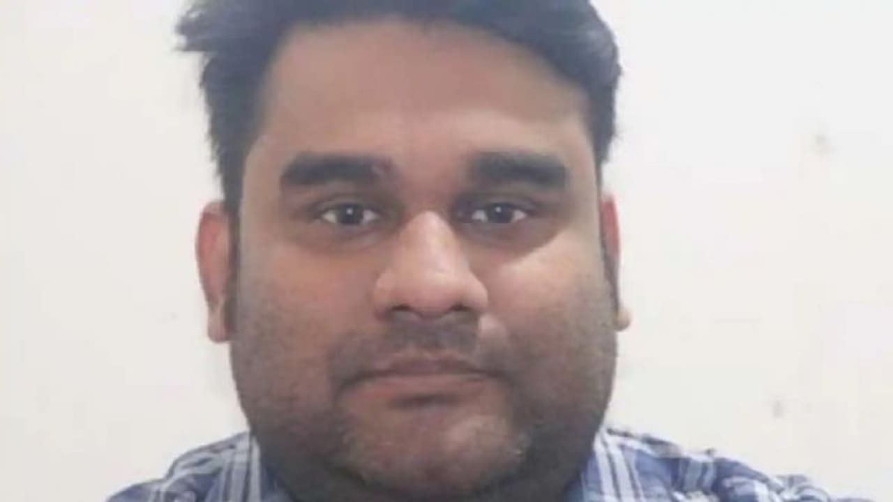 प्रयागराज: डेंगू की चपेट में आए शिक्षक की क्लास रूम में थमीं सांसे, पढ़ाते हुए अचानक कुर्सी पर गिर कर हुई मौत