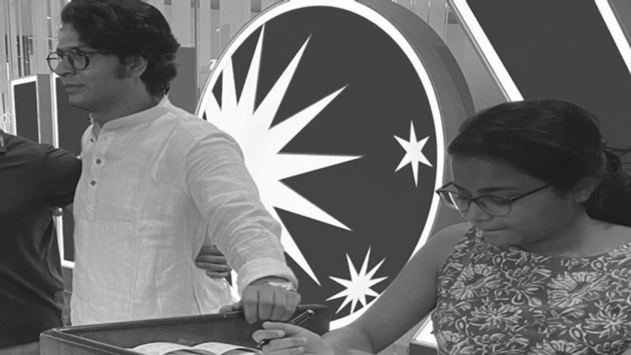 প্রেক্ষাগৃহের রূপকথা! নিজে দাঁড়িয়ে ‘বল্লভপুরের রূপকথা’ র টিকিট বিক্রি করলেন অনির্বাণ ভট্টাচার্য প্রেক্ষাগৃহের রূপকথা! নিজে দাঁড়িয়ে ‘বল্লভপুরের রূপকথা’ র টিকিট বিক্রি করলেন অনির্বাণ ভট্টাচার্য