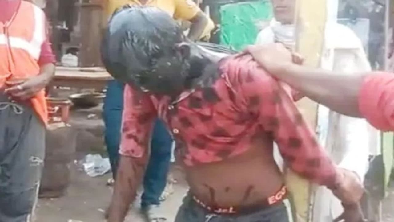 बहराइच: खंभे से बांधकर पीटा, आधी मूंछ काटकर चेहरे पर लगाई कालिख, चोरी के आरोप में युवक को दी गई दर्दनाक सजा बहराइच: खंभे से बांधकर पीटा, आधी मूंछ काटकर चेहरे पर लगाई कालिख, चोरी के आरोप में युवक को दी गई दर्दनाक सजा