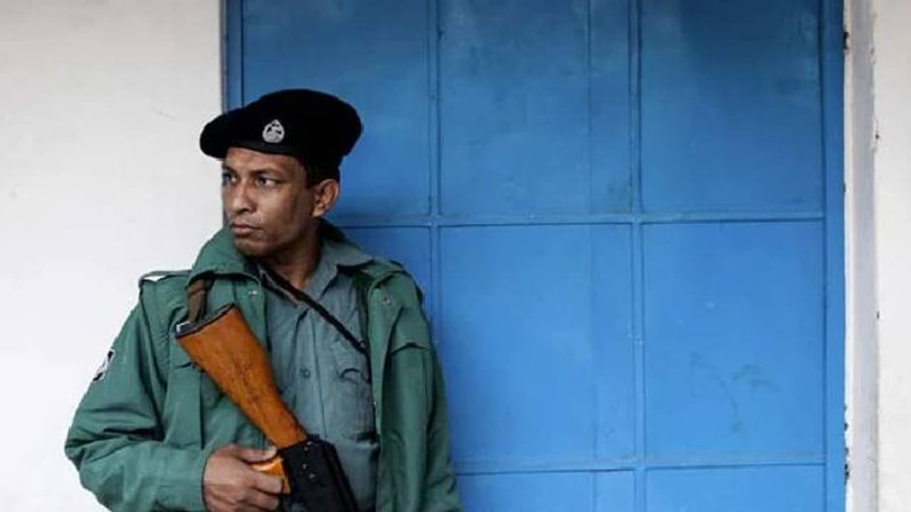 കടയിൽ കയറിയ കള്ളൻ നേരം പുലർന്നത് അറിഞ്ഞില്ല; ഒടുവിൽ നാട്ടുകാരെ ഭയന്ന് സ്വയരക്ഷക്കായി പൊലീസിനെ വിളിച്ചു