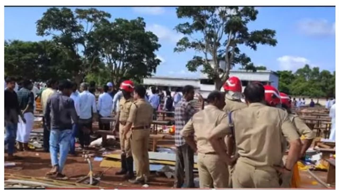 കാസര്കോട് ശാസ്ത്ര മേളയ്ക്കിടെ പന്തല് തകര്ന്നു, 40 വിദ്യാര്ത്ഥികള്ക്ക് പരിക്ക് കാസര്കോട് ശാസ്ത്ര മേളയ്ക്കിടെ പന്തല് തകര്ന്നു, 40 വിദ്യാര്ത്ഥികള്ക്ക് പരിക്ക്