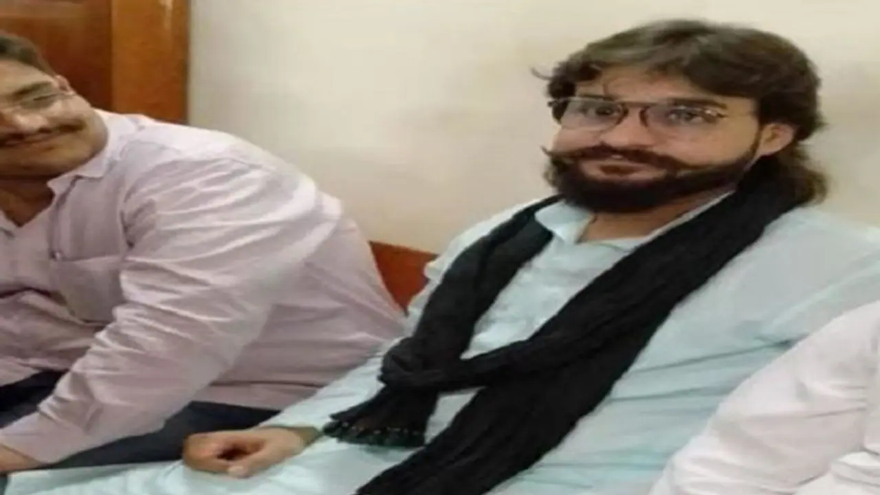 भगोड़ा घोषित विधायक अब्बास अंसारी ने किया सरेंडर, मुलायम सिंह को श्रद्धांजलि देते तस्वीर आई थी सामने भगोड़ा घोषित विधायक अब्बास अंसारी ने किया सरेंडर, मुलायम सिंह को श्रद्धांजलि देते तस्वीर आई थी सामने