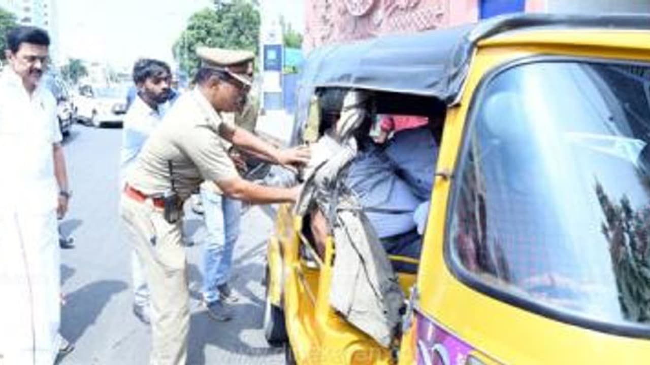 మానవతా దృక్పథం కనబర్చిన ఎంకే స్టాలిన్.. ప్రమాద బాధితుడిని కాపాడేందుకు కాన్వాయ్ దిగివచ్చిన సీఎం మానవతా దృక్పథం కనబర్చిన ఎంకే స్టాలిన్.. ప్రమాద బాధితుడిని కాపాడేందుకు కాన్వాయ్ దిగివచ్చిన సీఎం