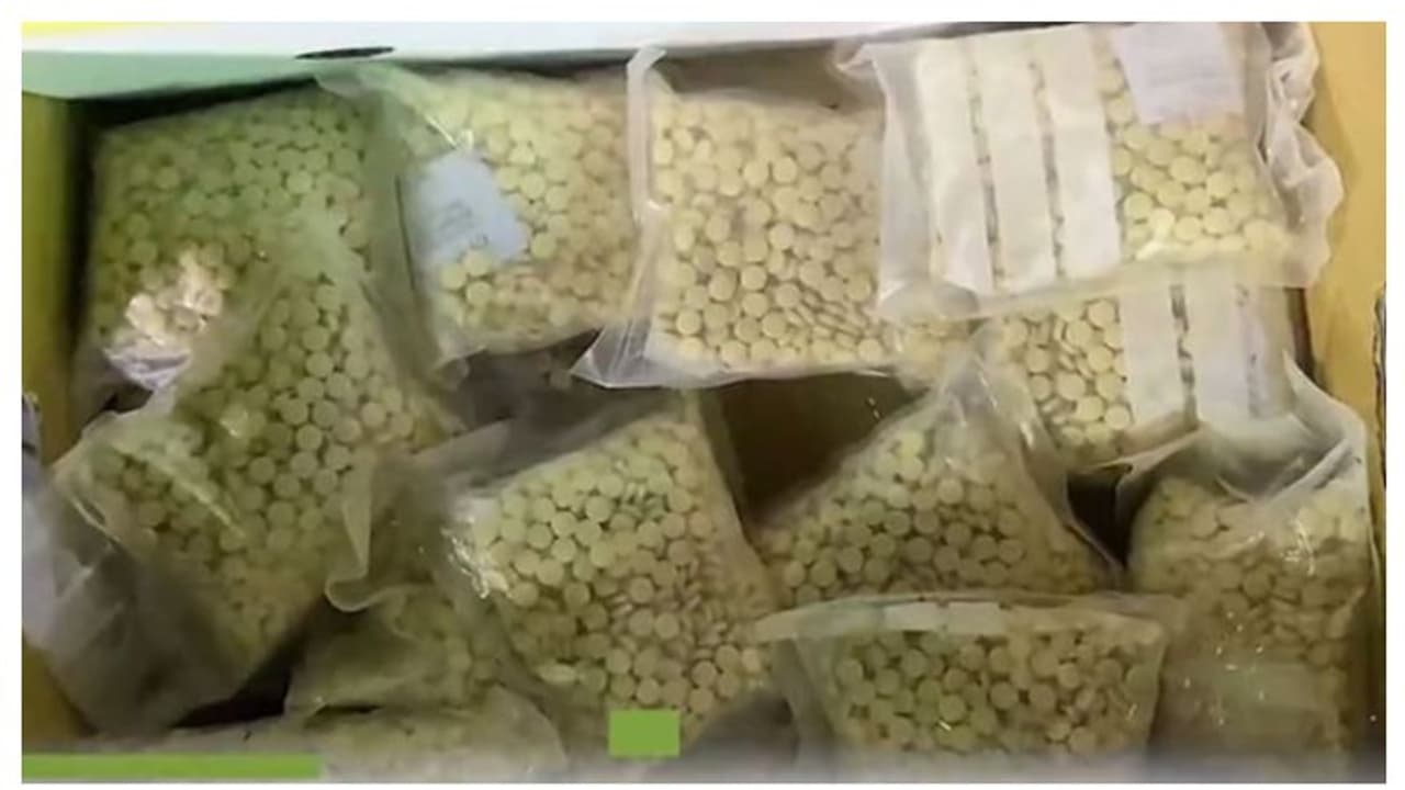 39 ലക്ഷം ലഹരി ഗുളികകള് കടത്താന് ശ്രമം, ഒളിപ്പിച്ചത് കുരുമുളക് ഷിപ്പ്മെന്റില്; വീഡിയോ 39 ലക്ഷം ലഹരി ഗുളികകള് കടത്താന് ശ്രമം, ഒളിപ്പിച്ചത് കുരുമുളക് ഷിപ്പ്മെന്റില്; വീഡിയോ