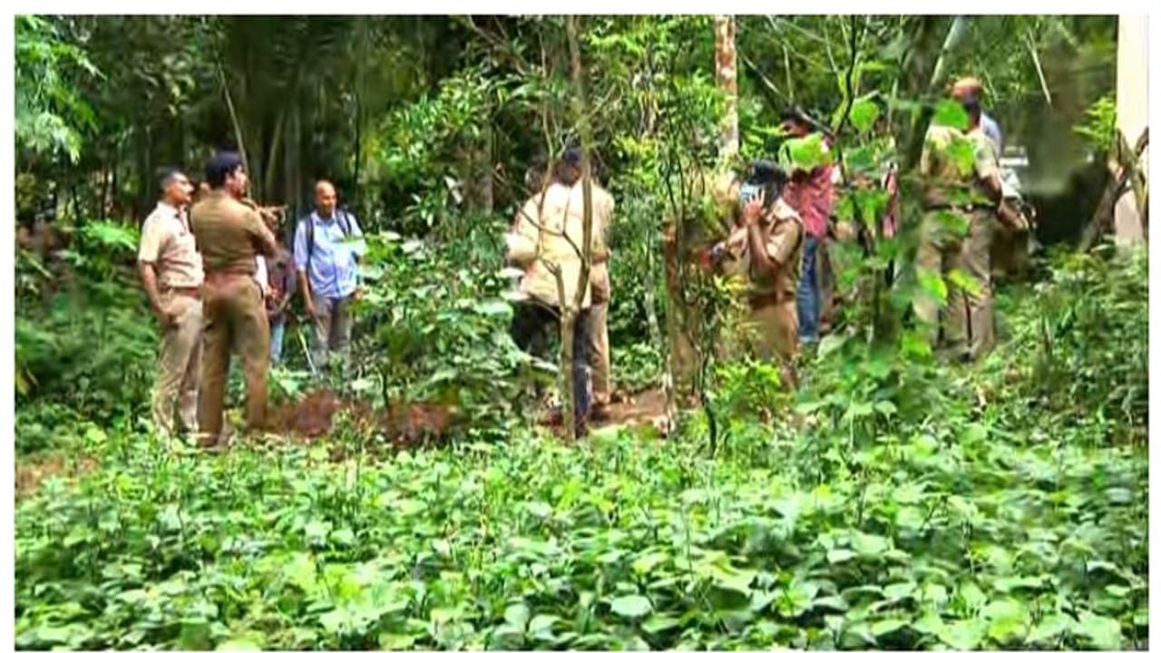 'റോസിലിനെ കൊല്ലാനുപയോഗിച്ച കയർ കത്തിച്ചു', അവശിഷ്ടം കണ്ടെത്തി, തെളിവെടുപ്പ് കഴിഞ്ഞ് പ്രതികളുമായി മടങ്ങി 'റോസിലിനെ കൊല്ലാനുപയോഗിച്ച കയർ കത്തിച്ചു', അവശിഷ്ടം കണ്ടെത്തി, തെളിവെടുപ്പ് കഴിഞ്ഞ് പ്രതികളുമായി മടങ്ങി