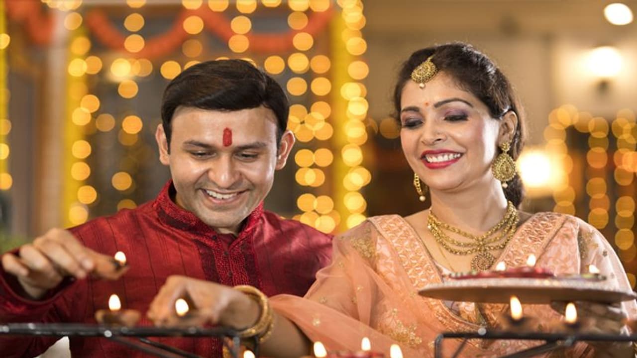 Diwali 2022: अगर दिवाली में ड्रेस को लेकर हैं कन्फ्यूज, तो ज्योतिष के अनुसार पहने लकी कलर की ड्रेस Diwali 2022: अगर दिवाली में ड्रेस को लेकर हैं कन्फ्यूज, तो ज्योतिष के अनुसार पहने लकी कलर की ड्रेस