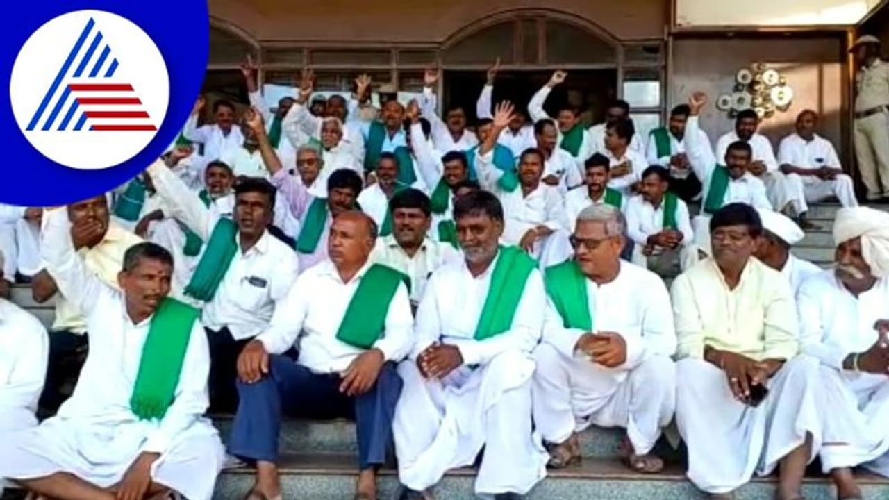 ಬಾಗಲಕೋಟೆಯಲ್ಲಿ ನಿಲ್ಲದ ಕಬ್ಬು ಬೆಳೆಗಾರರ ಹೋರಾಟ, ಡಿಸಿ ಸಭೆ ಬಾಗಲಕೋಟೆಯಲ್ಲಿ ನಿಲ್ಲದ ಕಬ್ಬು ಬೆಳೆಗಾರರ ಹೋರಾಟ, ಡಿಸಿ ಸಭೆ