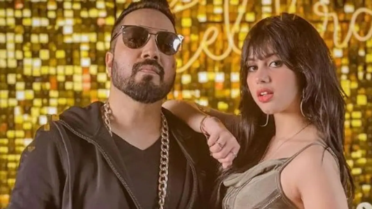 12 साल की बच्ची के साथ 45 साल के मीका सिंह का रोमांटिक वीडियो वायरल, लोगों ने सुनाई खरी खोटी 