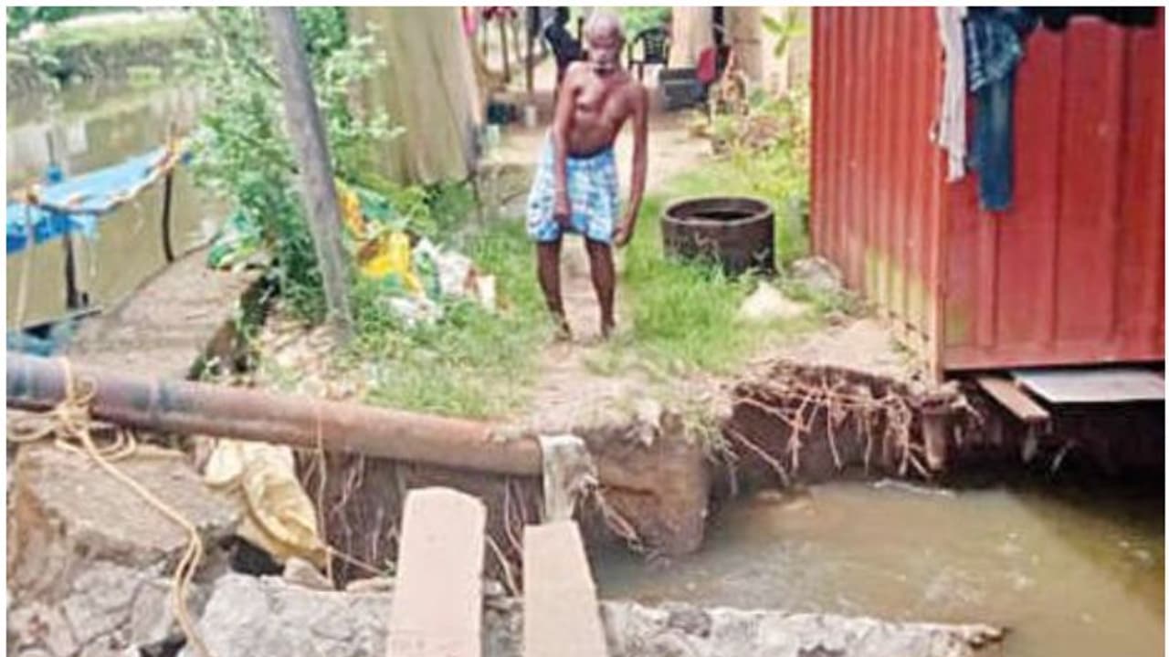 ദുരവസ്ഥ! കുത്തൊഴുക്കിൽ കൽക്കെട്ട് തകർന്നു, 95 വയസുള്ള ഭിന്നശേഷിക്കാരന്‍റെ വീട്ടിലേക്കുള്ള വഴിയടഞ്ഞു, ഇടപെടുമോ?