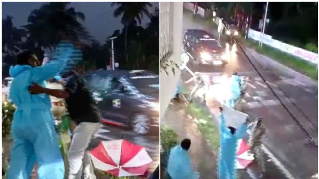 പി പി ഇ കിറ്റ് അണിഞ്ഞ് യൂത്ത് കോണ്ഗ്രസ് പ്രവര്ത്തകര്; മുഖ്യമന്ത്രിക്ക് നേരെ കരിങ്കൊടി വീശി പി പി ഇ കിറ്റ് അണിഞ്ഞ് യൂത്ത് കോണ്ഗ്രസ് പ്രവര്ത്തകര്; മുഖ്യമന്ത്രിക്ക് നേരെ കരിങ്കൊടി വീശി