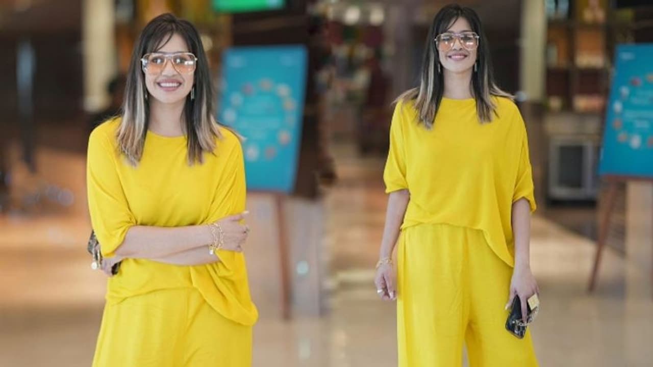 'മഞ്ഞ'ക്കിളിയായി രഞ്ജിനി, പുതിയ ലുക്കിൽ താരം