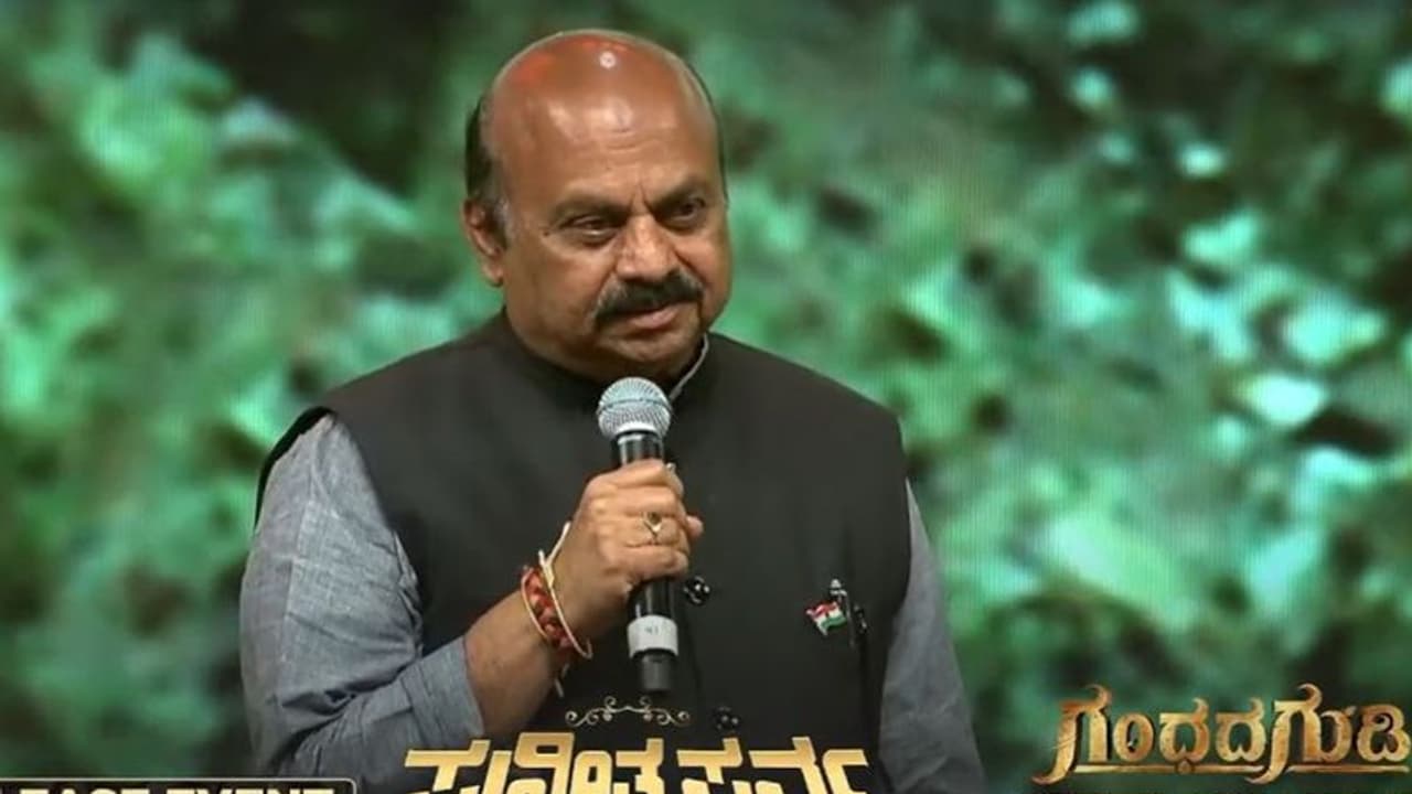 ಬದುಕಿದ್ರೆ ಅಪ್ಪು ತರ ಇರಬೇಕು, ಪುನೀತ ಪರ್ವ ಕಾರ್ಯಕ್ರಮದಲ್ಲಿ ಸಿಎಂ ಬೊಮ್ಮಾಯಿ ಭಾವುಕ!