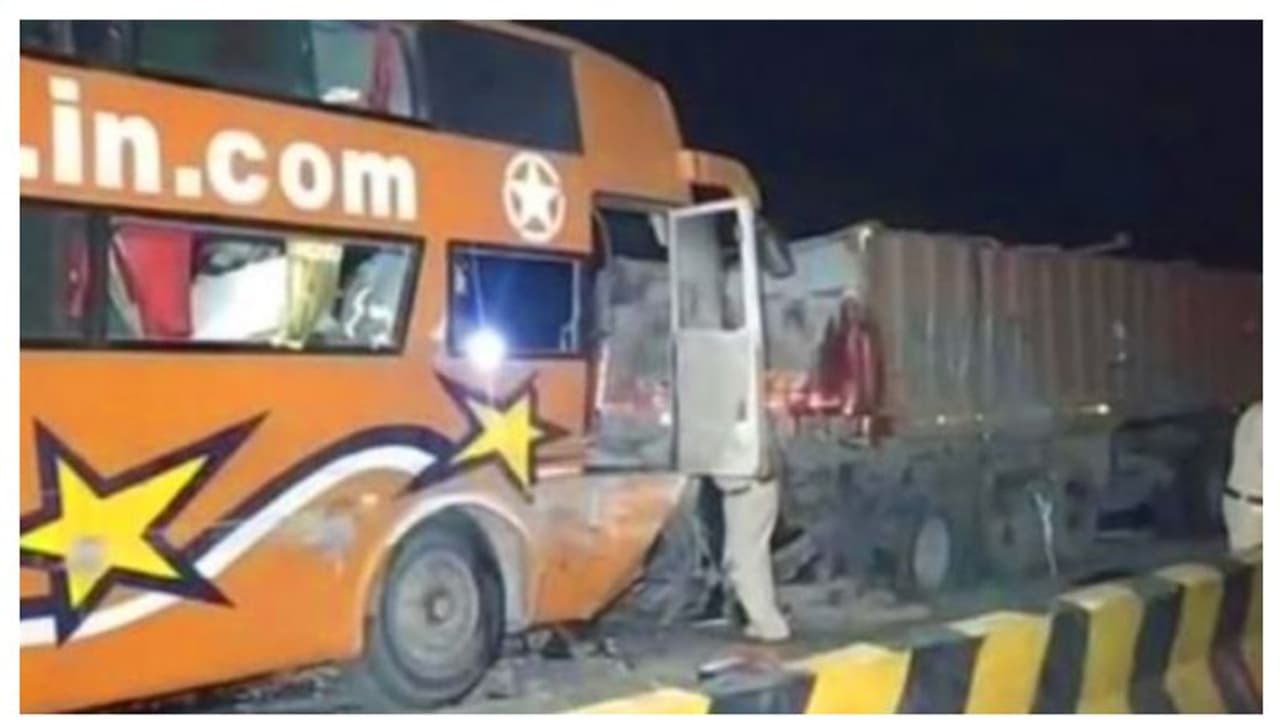 ദീപാവലിക്ക് നാട്ടിലേക്കുള്ള യാത്ര മരണത്തിലേക്കായി; ട്രക്കുമായി ബസ് കൂട്ടിയിടിച്ച് 15 തൊഴിലാളികൾ മരിച്ചു 