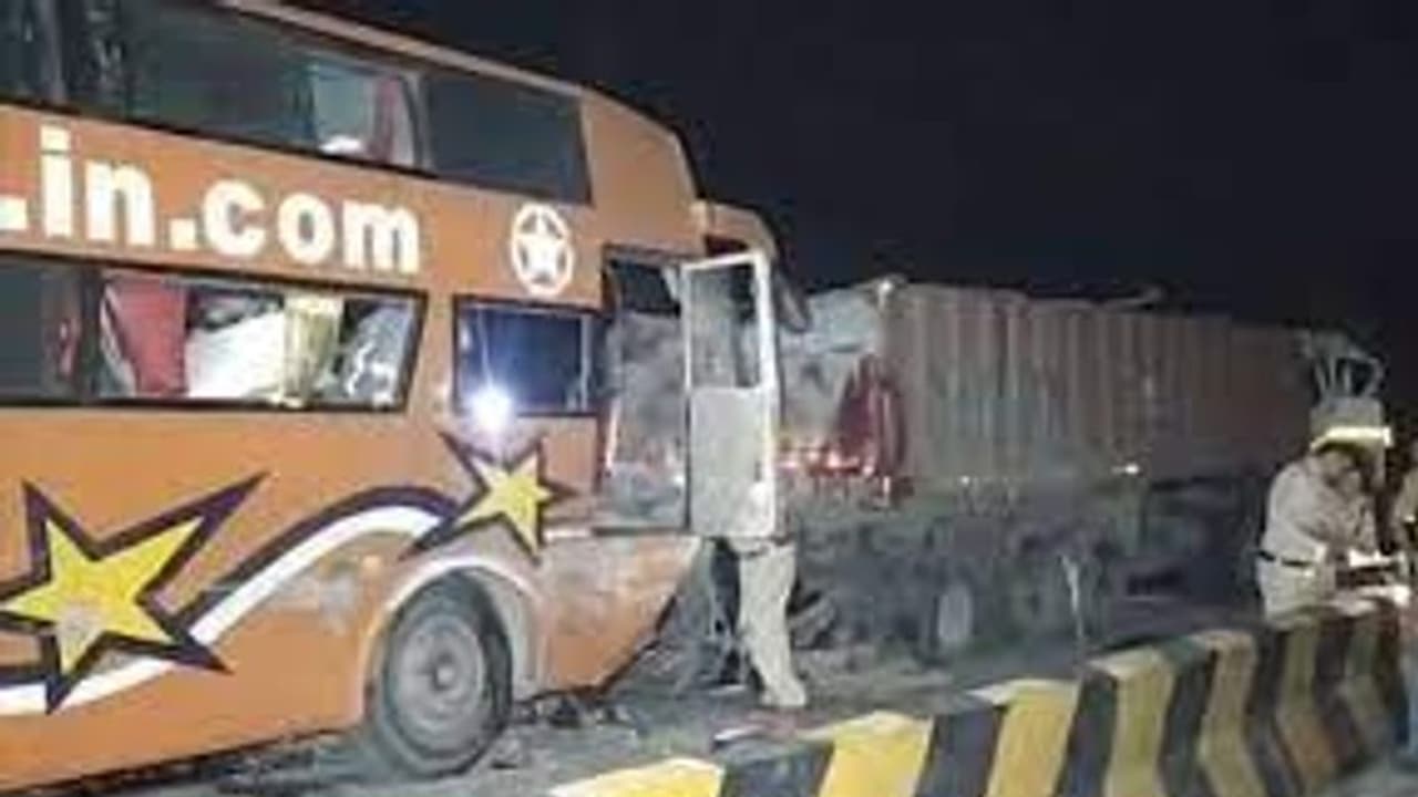 மத்திய பிரதேசத்தில் லாரியும் பேருந்தும் நேருக்கு நேர் மோதி கோர விபத்து.. துடிதுடித்து 15 பேர் பலி மத்திய பிரதேசத்தில் லாரியும் பேருந்தும் நேருக்கு நேர் மோதி கோர விபத்து.. துடிதுடித்து 15 பேர் பலி