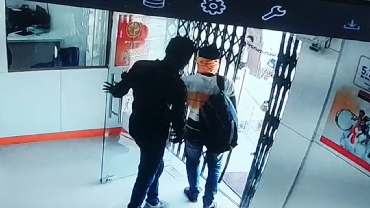 धनतेरस पर12 करोड़ का सोना लूटने वाले गिरफ्तार, वारदात की कहानी एकदम फिल्मी पुलिसवालों के भी उड़ गए होश धनतेरस पर12 करोड़ का सोना लूटने वाले गिरफ्तार, वारदात की कहानी एकदम फिल्मी पुलिसवालों के भी उड़ गए होश