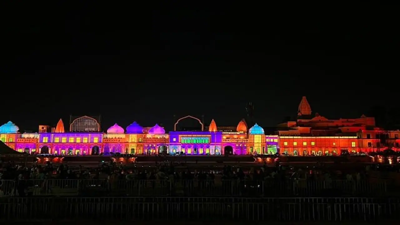 अयोध्या में दीपोत्सव के लिए बसाया गया रामायण लोक, रेत पर उकेरे गए चित्र और द्वार निर्माण का काम भी हुआ पूरा अयोध्या में दीपोत्सव के लिए बसाया गया रामायण लोक, रेत पर उकेरे गए चित्र और द्वार निर्माण का काम भी हुआ पूरा