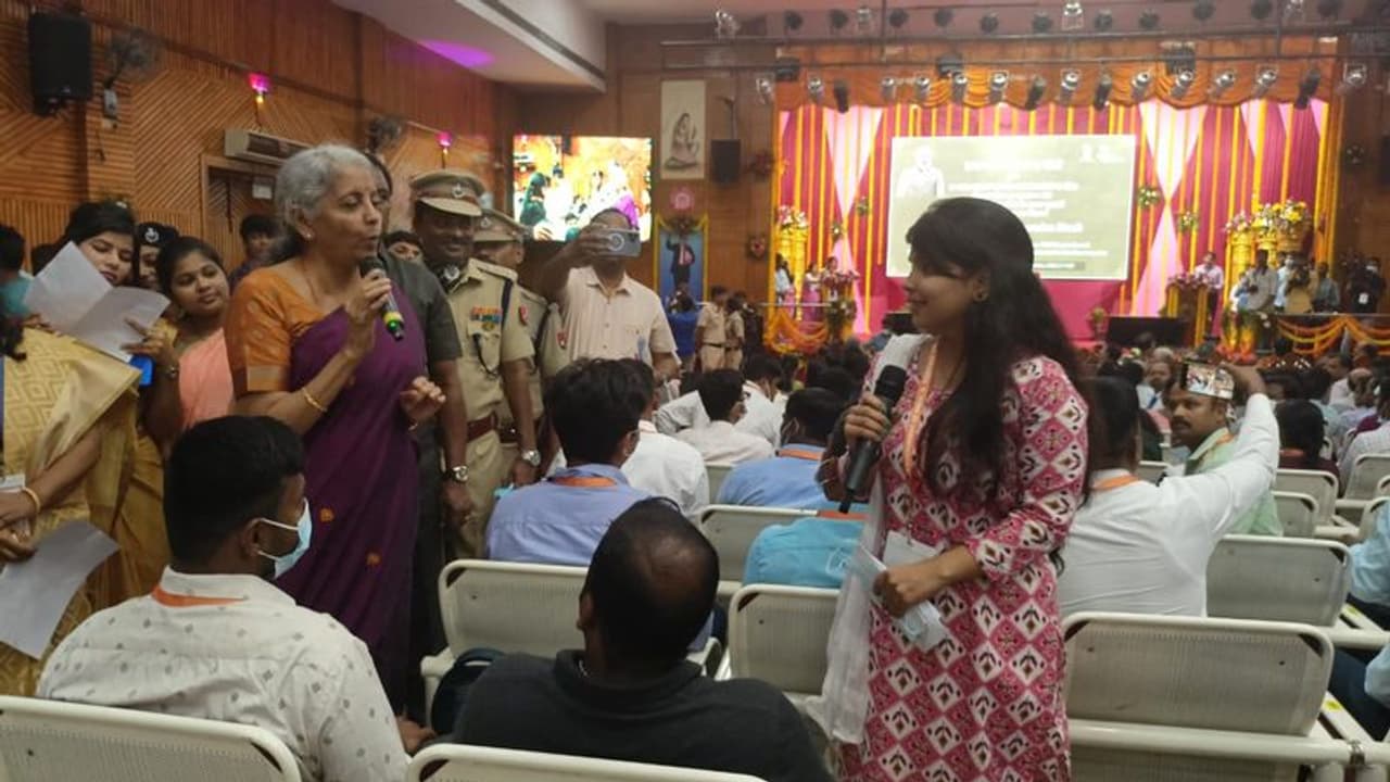 Rojgar mela 2022: சென்னையில் நிர்மலா சீதாராமனும், கொச்சினில் ராஜூவ் சந்திரசேகரும் பணி ஆணைகளை வழங்கினர்.. Rojgar mela 2022: சென்னையில் நிர்மலா சீதாராமனும், கொச்சினில் ராஜூவ் சந்திரசேகரும் பணி ஆணைகளை வழங்கினர்..