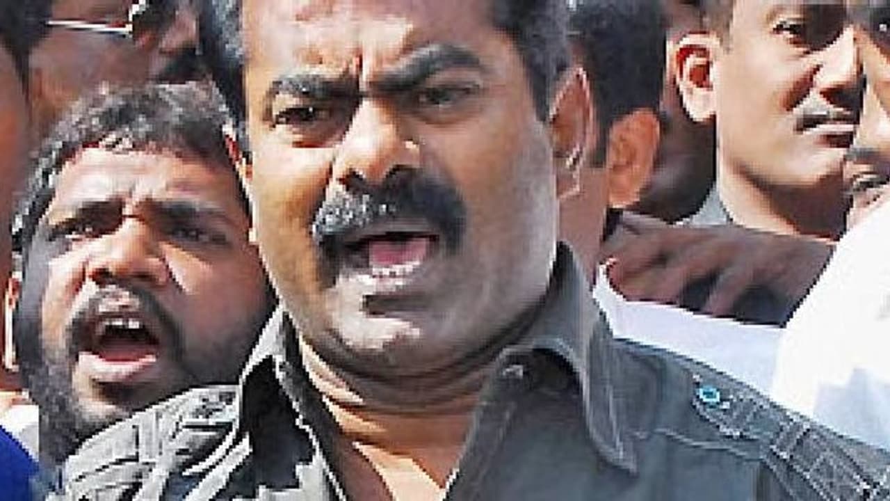 சொந்த நாட்டு மீனவனையே சுடுது.. இந்திய கடற்படையினரை பிடித்து ஜெயில்ல போடுங்க.. தலையில் அடித்துக் கதறும் சீமான்