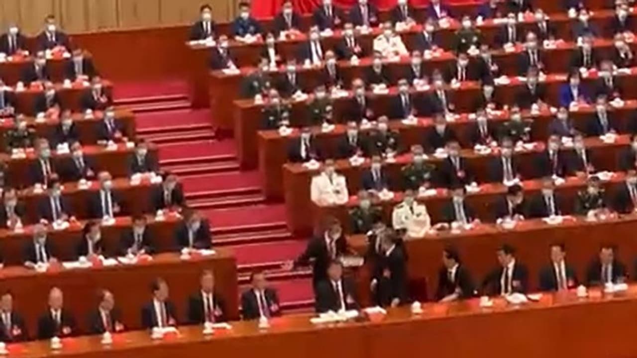 चीन में जिनपिंग के सामने पूर्व राष्ट्रपति हू जिंताओ को मिटिंग से सुरक्षाकर्मियों ने बाहर निकाला, देखें VIDEO चीन में जिनपिंग के सामने पूर्व राष्ट्रपति हू जिंताओ को मिटिंग से सुरक्षाकर्मियों ने बाहर निकाला, देखें VIDEO