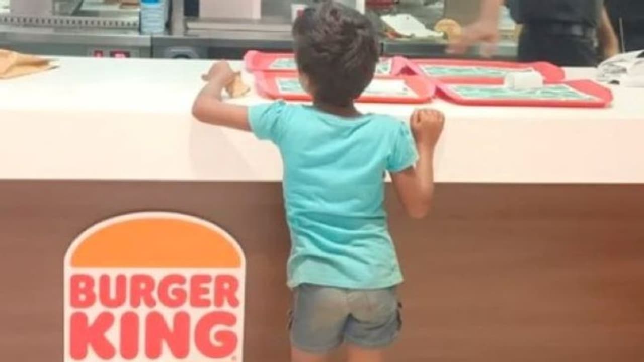 शेयरिंग इज केयरिंग: बच्ची को चाहिए था बर्गर, 90 रुपए की जगह जेब से जो नोट निकला.. वो भावुक कर देगा शेयरिंग इज केयरिंग: बच्ची को चाहिए था बर्गर, 90 रुपए की जगह जेब से जो नोट निकला.. वो भावुक कर देगा