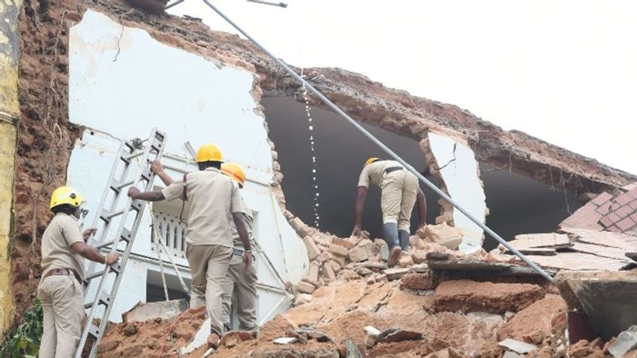 MYsuru : 106 ವರ್ಷ ಹಳೆಯ ಮಹಾರಾಣಿ ಕಾಲೇಜಿನ ಕಟ್ಟಡ ಕುಸಿತ MYsuru : 106 ವರ್ಷ ಹಳೆಯ ಮಹಾರಾಣಿ ಕಾಲೇಜಿನ ಕಟ್ಟಡ ಕುಸಿತ