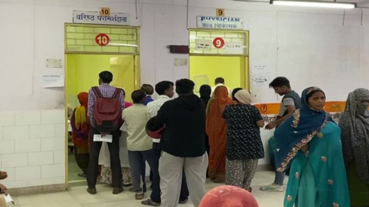 डेंगू से मरीज बेहाल, अस्पतालों में बेड फुल और ओपीडी में घंटों करना पड़ रहा इंतजार डेंगू से मरीज बेहाल, अस्पतालों में बेड फुल और ओपीडी में घंटों करना पड़ रहा इंतजार