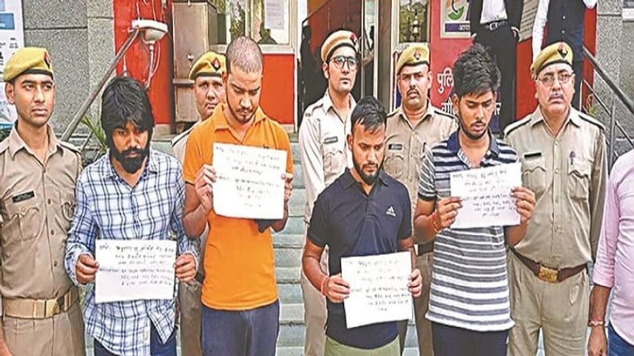 ওয়ো রুমে দম্পতির গোপন ভিডিও তুলে ব্ল্যাকমেল, নয়ডা পুলিশের তৎপরতায় গ্রেপ্তার ৪। ওয়ো রুমে দম্পতির গোপন ভিডিও তুলে ব্ল্যাকমেল, নয়ডা পুলিশের তৎপরতায় গ্রেপ্তার ৪।