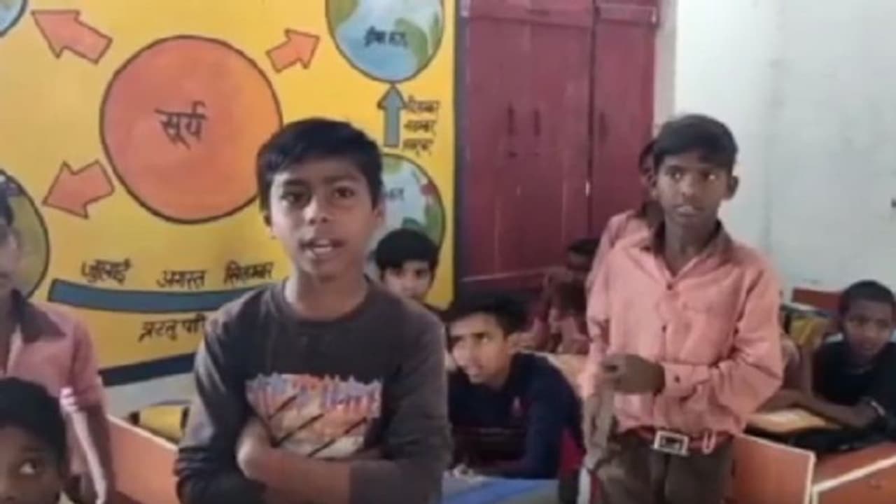 अखाड़ा बन गया बाराबंकी का विद्यालय, बच्चों के सामने महिला टीचरों ने एक दूसरे पर जमकर चलाए लात घूंसे अखाड़ा बन गया बाराबंकी का विद्यालय, बच्चों के सामने महिला टीचरों ने एक दूसरे पर जमकर चलाए लात घूंसे