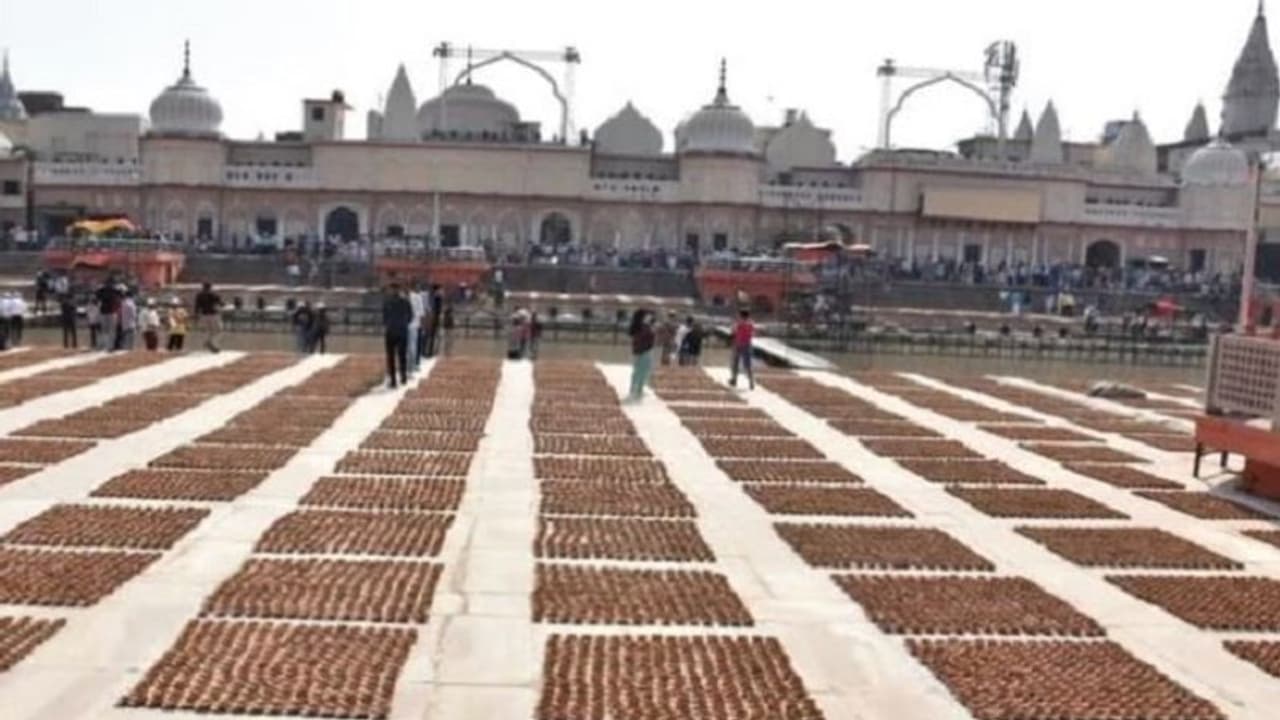 దీపోత్సవానికి ముస్తాబైన అయోధ్య.. మరోసారి గిన్నిస్ రికార్డు బద్దలుకొట్టేందుకు సన్నాహాకాలు దీపోత్సవానికి ముస్తాబైన అయోధ్య.. మరోసారి గిన్నిస్ రికార్డు బద్దలుకొట్టేందుకు సన్నాహాకాలు