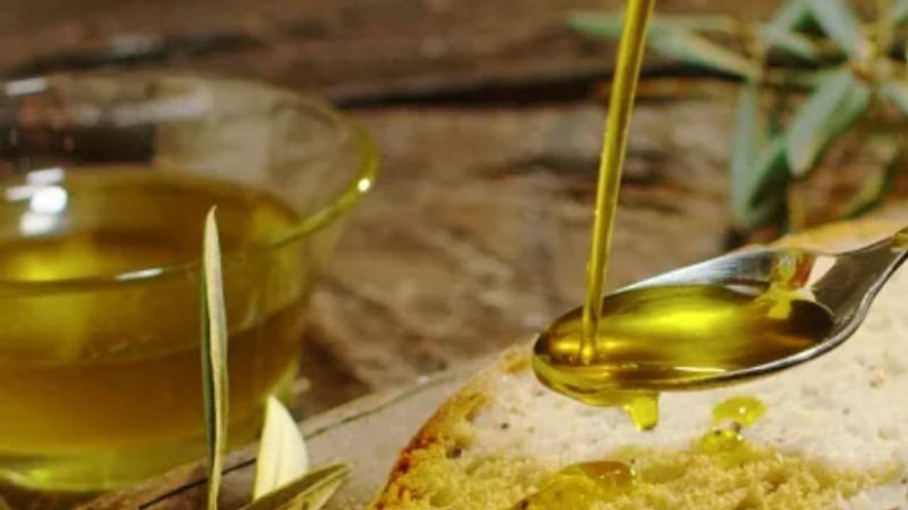 ചര്മ്മത്തിലെ ചുളിവുകൾ മാറാനും തലമുടി ആരോഗ്യത്തോടെ വളരാനും കിടിലനൊരു എണ്ണ! ചര്മ്മത്തിലെ ചുളിവുകൾ മാറാനും തലമുടി ആരോഗ്യത്തോടെ വളരാനും കിടിലനൊരു എണ്ണ!