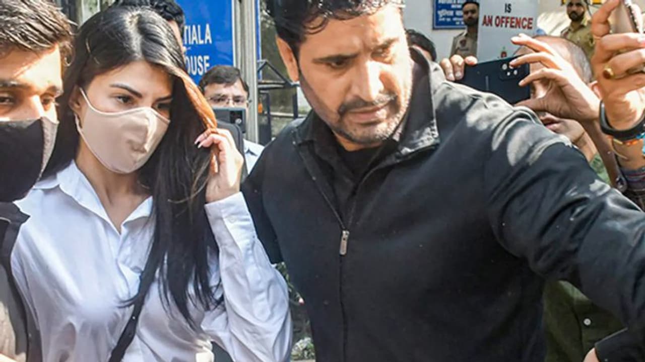 200 करोड़ की रंगदारी का मामला: कोर्ट में पेश हुईं जैकलीन फर्नांडीज, पहचान छुपाने उठाया यह कदम 200 करोड़ की रंगदारी का मामला: कोर्ट में पेश हुईं जैकलीन फर्नांडीज, पहचान छुपाने उठाया यह कदम