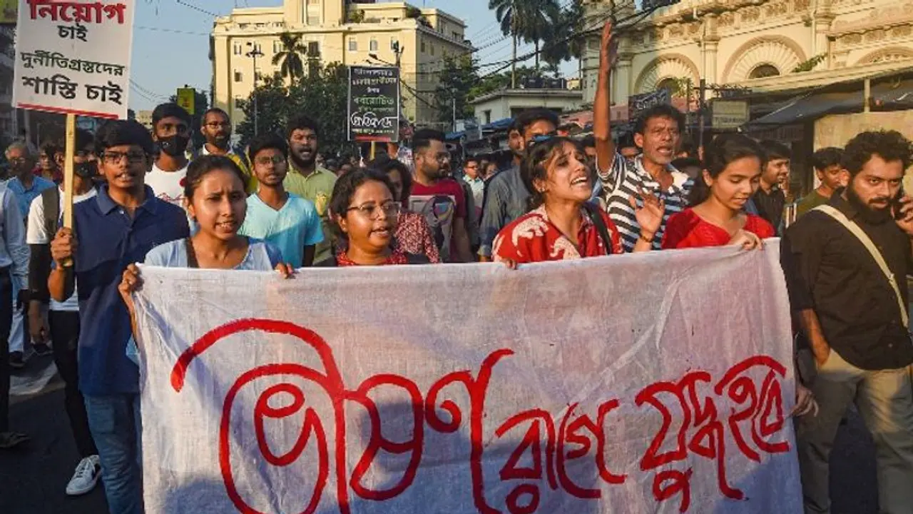 ৬৭ দিনে পড়ল টেট উত্তীর্ণ চাকরি প্রার্থীদের আন্দোলন, আলোর উৎসবেও আঁধার ধর্মতলায় মাতঙ্গিনী হাজরার মূর্তির নীচে