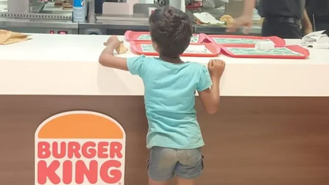 പത്തു രൂപ കൊടുത്ത് 90 രൂപയുടെ ബര്‍ഗര്‍ ഓര്‍ഡര്‍ ചെയ്ത് പെണ്‍കുട്ടി; പിന്നീട് സംഭവിച്ചത്