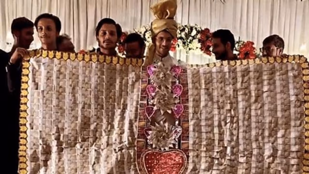 വിവാഹദിനത്തില്‍ വരന്‍ എത്തിയത് പടുകൂറ്റന്‍ നോട്ടുമാല അണിഞ്ഞ്; അന്തംവിട്ട് വധു! 