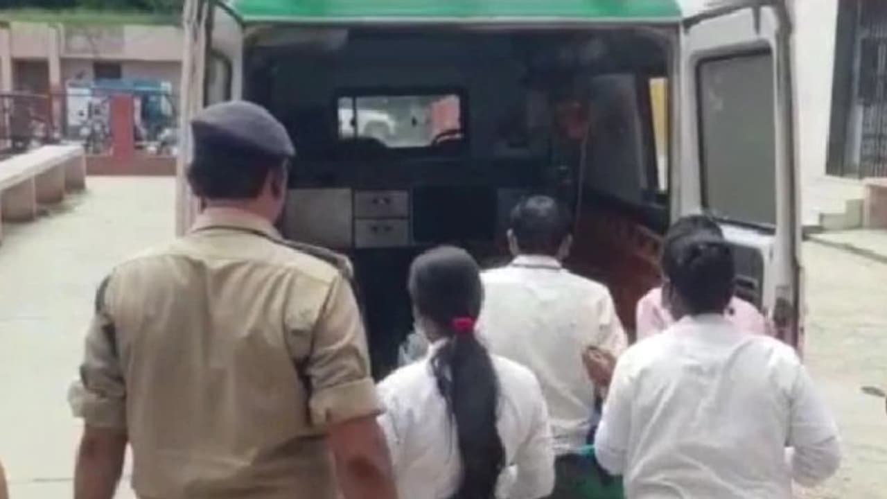 मर गई इंसानियत: पति ने पकड़े हाथ पैर और छोटे भाई से करा दिया बीवी का रेप, शर्मनाक है पीड़िता की आपबीती मर गई इंसानियत: पति ने पकड़े हाथ पैर और छोटे भाई से करा दिया बीवी का रेप, शर्मनाक है पीड़िता की आपबीती