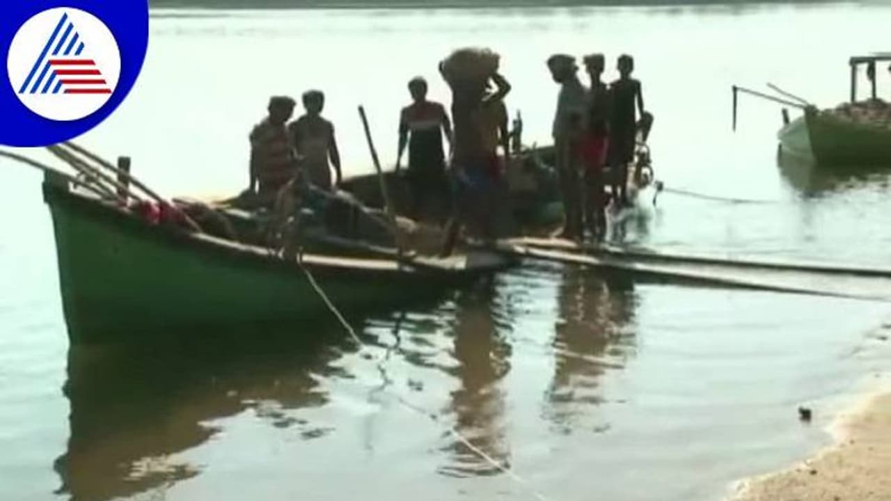 ಉತ್ತರಕನ್ನಡ: ಕಾಳ ಸಂತೆಯಲ್ಲಿ ದುಪ್ಪಟ್ಟು ಬೆಲೆಗೆ ಮಾರಾಟ, ಜನಸಾಮಾನ್ಯರಿಗೆ ಲಭ್ಯವಾಗದ ಮರಳು..! ಉತ್ತರಕನ್ನಡ: ಕಾಳ ಸಂತೆಯಲ್ಲಿ ದುಪ್ಪಟ್ಟು ಬೆಲೆಗೆ ಮಾರಾಟ, ಜನಸಾಮಾನ್ಯರಿಗೆ ಲಭ್ಯವಾಗದ ಮರಳು..!