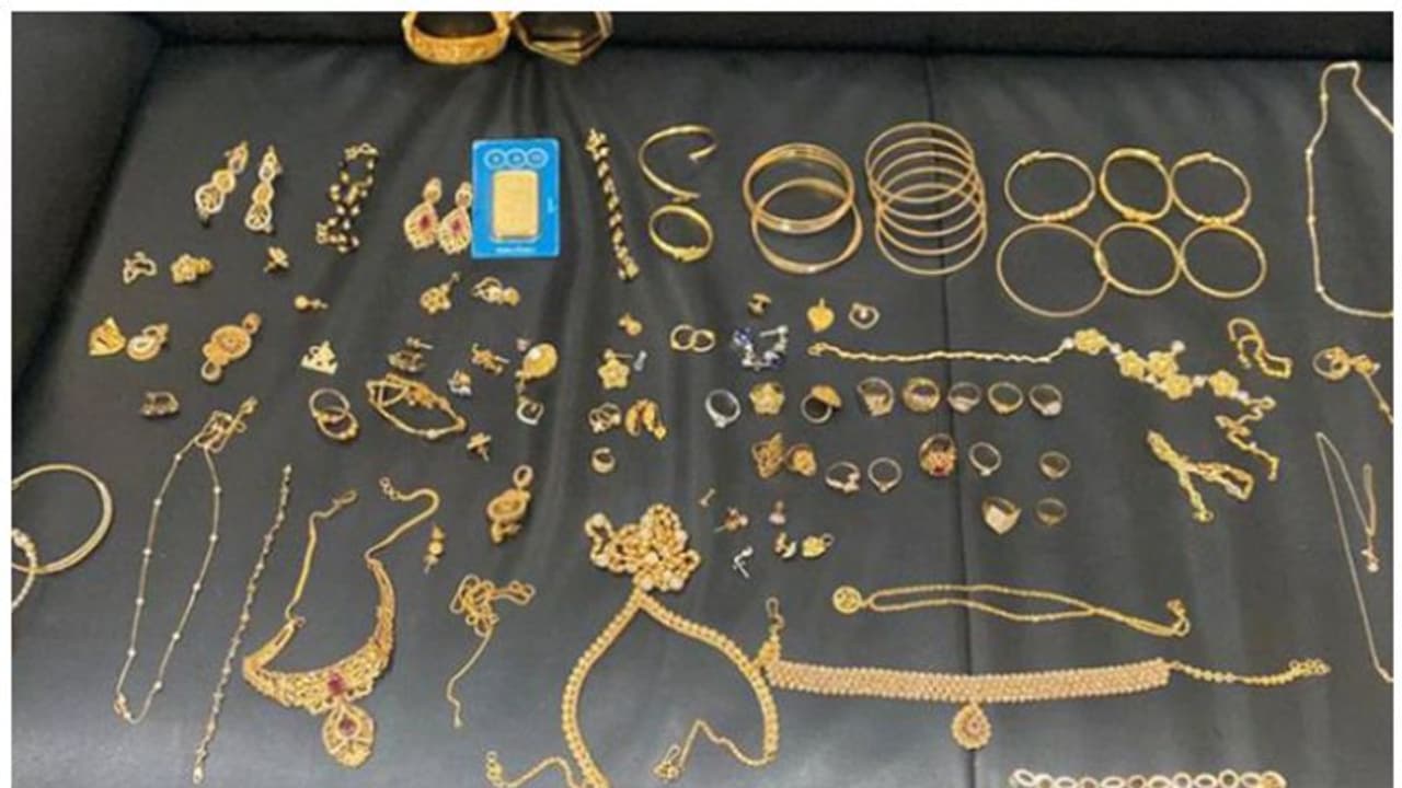 പ്രവാസിയുടെ വീട്ടില് നിന്ന് 80 ലക്ഷം രൂപയുടെ സ്വർണം കവര്ന്ന സംഘത്തെ രണ്ടു ദിവസത്തില് കുടുക്കി പൊലീസ് പ്രവാസിയുടെ വീട്ടില് നിന്ന് 80 ലക്ഷം രൂപയുടെ സ്വർണം കവര്ന്ന സംഘത്തെ രണ്ടു ദിവസത്തില് കുടുക്കി പൊലീസ്