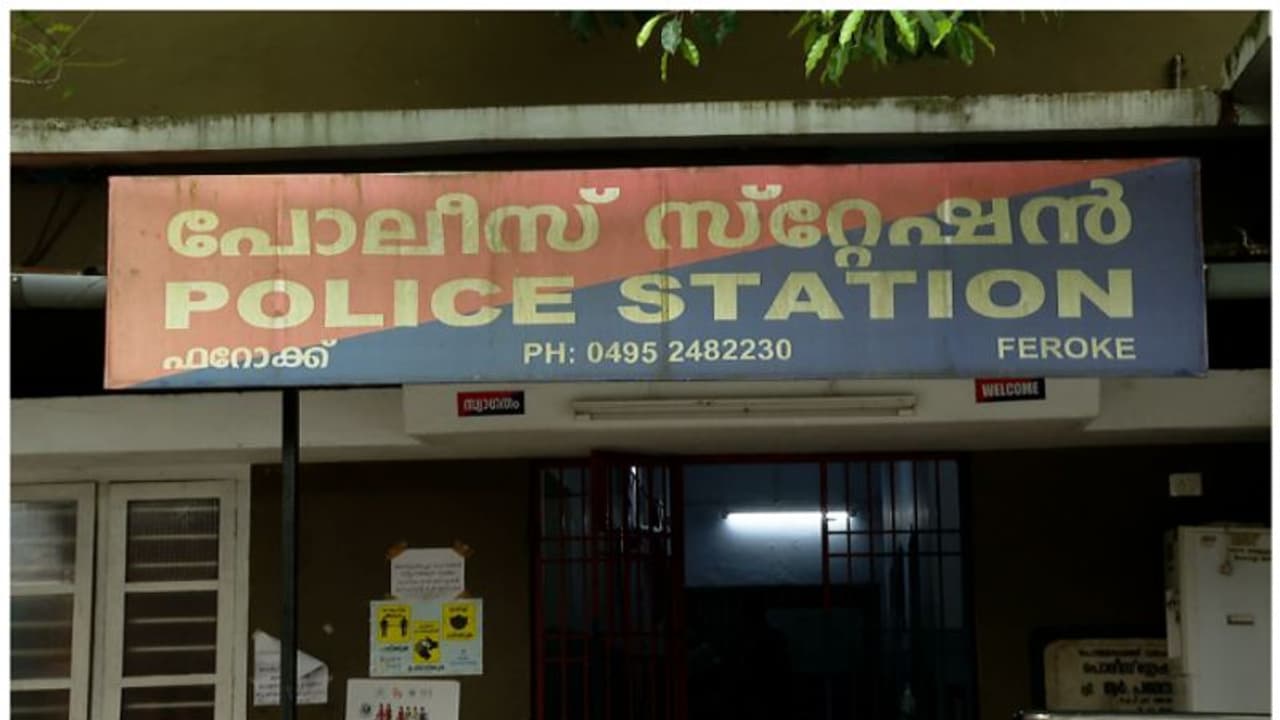 അടിയന്തര സഹായമെത്തിക്കാനുള്ള ഇലക്ട്രോണിക് സംവിധാനം അഴിച്ചുമാറ്റി യാത്ര,ഫറോഖ് സിഐയ്ക്കതിരെ വകുപ്പ്തല അന്വേഷണം അടിയന്തര സഹായമെത്തിക്കാനുള്ള ഇലക്ട്രോണിക് സംവിധാനം അഴിച്ചുമാറ്റി യാത്ര,ഫറോഖ് സിഐയ്ക്കതിരെ വകുപ്പ്തല അന്വേഷണം